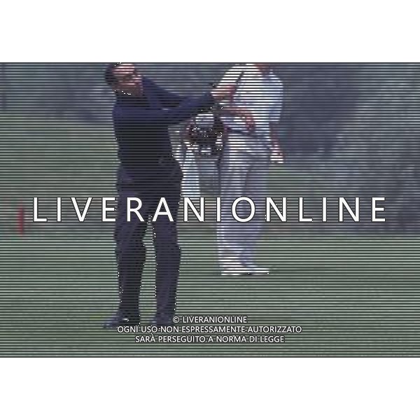 RETROSPETTIVA FRANCO CARRARO DIRIGENTE SPORTIVO E POLITICO NELLA FOTO FRANCO CARRARO NELL\'ANNO 1989 GIOCA A GOLF AG ALDO LIVERANI SAS 