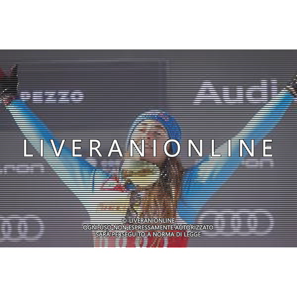 Luca Tedeschi/LMedia - 2022 FIS Ski World Cup - Women\'s Down Hill - alpine ski race January 22 2022 - Olympia slope Cortina d\'Ampezzo, Italy 2022 FIS Ski World Cup - Women\'s Down Hill Photo showing: GOGGIA Sofia (ITA) celebrates after winning the first place on podium @Luca Tedeschi/LiveMedia /AGENZIA ALDO LIVERANI SAS