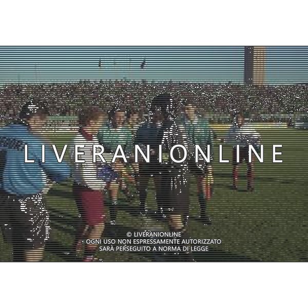 14-12-1997 VENEZIA CAMPIONATO DI CALCIO SERIE B VENEZIA -SALERNITANA 1-3 NELLA FOTO ROBERTO BREDA E GIANLUCA LUPPI SCAMBIO GAGLIARDETTI TRA I DUE CAPITANI CON L\'ARBITRO STEFANO BRASCHI AG ALDO LIVERANI SAS