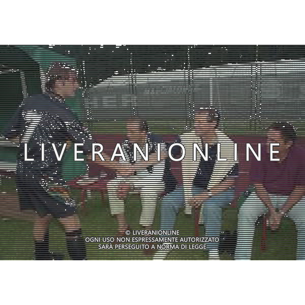 1998 VAL DI FASSA- RITIRO VENEZIA CALCIO NELLA FOTO MAURIZIO ZAMPARINI PRESIDENTE VENEZIA CALCIO STRINGE LA MANO AD ALCUNI GIOCATORI DELLA ROSA DEL VENEZIA CALCIO AG ALDO LIVERANI SAS