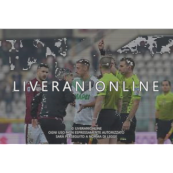 Torino 22.1.2022 Stadio Olimpico Grande Torino ©Alessandro Falzone/Agenzia Aldo Liverani Torino vs Sassuolo Serie A Tim 2021/2022 Nella foto : Arbitro FRANCESCO FOURNEAU SANZIONA CON IL CARTELLINO ROSSO IVAN JURIC PER L\'ESPULSIONE PER PROTESTE ©TVAF/AGENZIA ALDO LIVERANI SAS