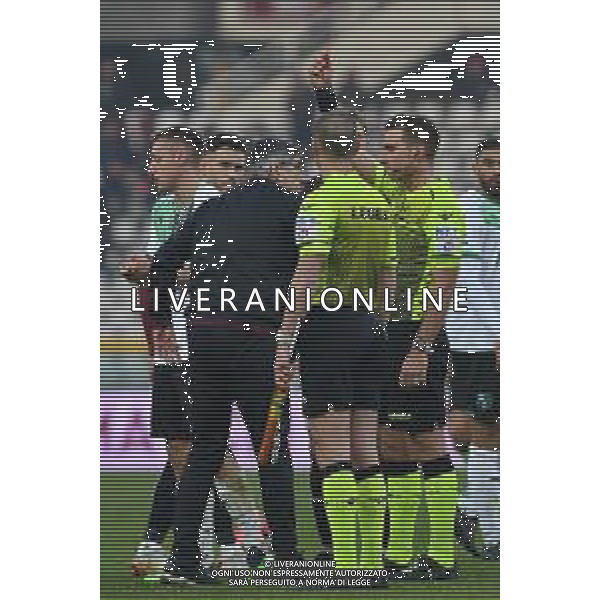 Torino 22.1.2022 Stadio Olimpico Grande Torino ©Alessandro Falzone/Agenzia Aldo Liverani Torino vs Sassuolo Serie A Tim 2021/2022 Nella foto : Arbitro FRANCESCO FOURNEAU SANZIONA CON IL CARTELLINO ROSSO IVAN JURIC PER L\'ESPULSIONE PER PROTESTE ©TVAF/AGENZIA ALDO LIVERANI SAS