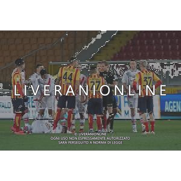 Emmanuele Mastrodonato/LMedia - US Lecce vs US Cremonese - Italian soccer Serie B match 2021/2022 January 23 2022 - Stadio Via del Mare Lecce, Italy US Lecce vs US Cremonese Photo showing: the referee Daniele Chiffi (Padova) and Gabriel Strefezza (US Lecce) @Emmanuele Mastrodonato/LiveMedia /AGENZIA ALDO LIVERANI SAS