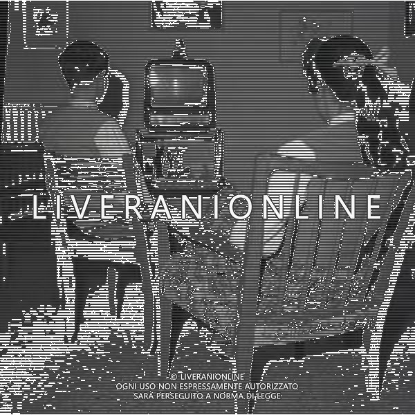 BAMBINI DAVANTI ALLA TELEVISIONE ANNO 1960 AG ALDO LIVERANI SAS