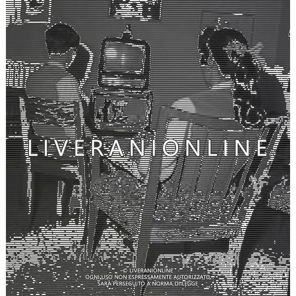 BAMBINI DAVANTI ALLA TELEVISIONE ANNO 1960 AG ALDO LIVERANI SAS