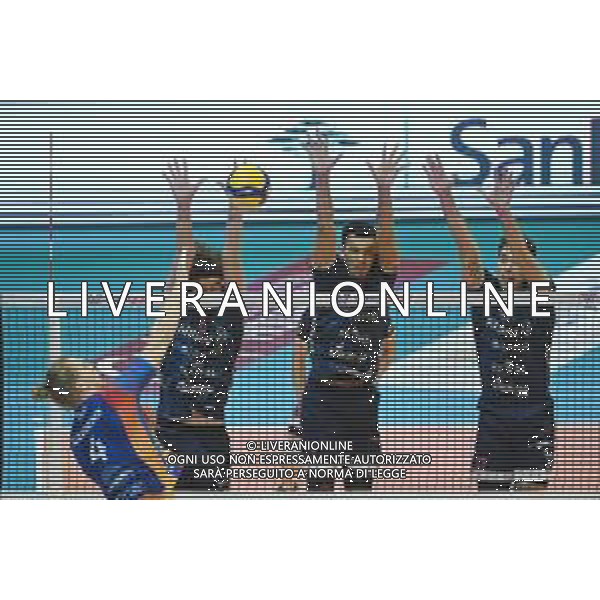 © TVRG Donovan Dzavoronok (Monza) contro il muro di Milano da SX Jean Patry (Milano), Barthelemy Chinenyeze (Milano) e Thomas Jaeschke (Milano) Vero Volley Monza vs Allianz Milano Campionato SuperLega Credem Banca - 15a giornata Monza 26-01-2022 Arena di Monza foto Roberto Garavaglia/ag. Aldo Liverani sas