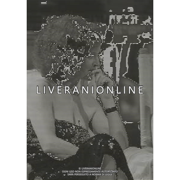 RETROSPETTIVA LAURA ANTONELLI ATTRICE NELLA FOTO LAURA ANTONELLI NELLA TRASMISSIONE TELEVISIVA “TEST“ CONDOTTA DA EMILIO FEDE ANNO 1984 AG ALDO LIVERANI SAS 