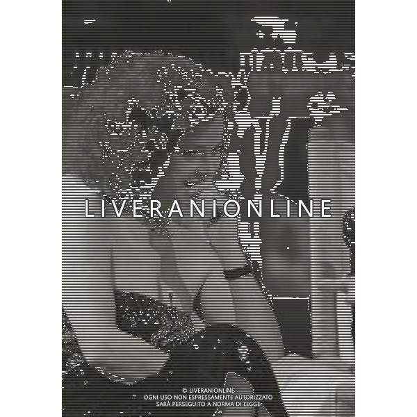 RETROSPETTIVA LAURA ANTONELLI ATTRICE NELLA FOTO LAURA ANTONELLI NELLA TRASMISSIONE TELEVISIVA “TEST“ CONDOTTA DA EMILIO FEDE ANNO 1984 AG ALDO LIVERANI SAS 