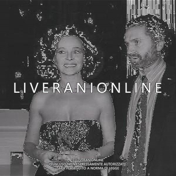 RETROSPETTIVA LAURA ANTONELLI ATTRICE NELLA FOTO LAURA ANTONELLI CON LO STILISTA GIANNI VERSACE NELLA TRASMISSIONE TELEVISIVA “TEST“ CONDOTTA DA EMILIO FEDE ANNO 1984 AG ALDO LIVERANI SAS 