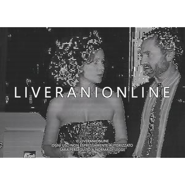 RETROSPETTIVA LAURA ANTONELLI ATTRICE NELLA FOTO LAURA ANTONELLI CON LO STILISTA GIANNI VERSACE NELLA TRASMISSIONE TELEVISIVA “TEST“ CONDOTTA DA EMILIO FEDE ANNO 1984 AG ALDO LIVERANI SAS 