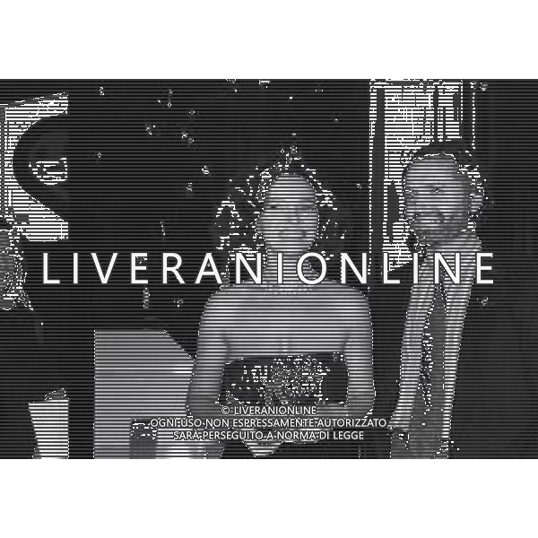 RETROSPETTIVA LAURA ANTONELLI ATTRICE NELLA FOTO LAURA ANTONELLI CON LO STILISTA GIANNI VERSACE NELLA TRASMISSIONE TELEVISIVA “TEST“ CONDOTTA DA EMILIO FEDE ANNO 1984 AG ALDO LIVERANI SAS 