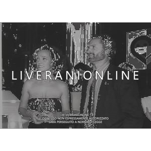 RETROSPETTIVA LAURA ANTONELLI ATTRICE NELLA FOTO LAURA ANTONELLI CON LO STILISTA GIANNI VERSACE NELLA TRASMISSIONE TELEVISIVA “TEST“ CONDOTTA DA EMILIO FEDE ANNO 1984 AG ALDO LIVERANI SAS 