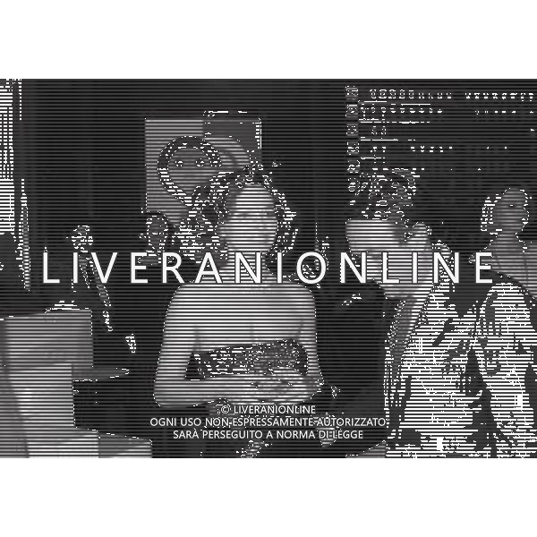 RETROSPETTIVA LAURA ANTONELLI ATTRICE NELLA FOTO LAURA ANTONELLI NELLA TRASMISSIONE TELEVISIVA “TEST“ CONDOTTA DA EMILIO FEDE ANNO 1984 AG ALDO LIVERANI SAS 