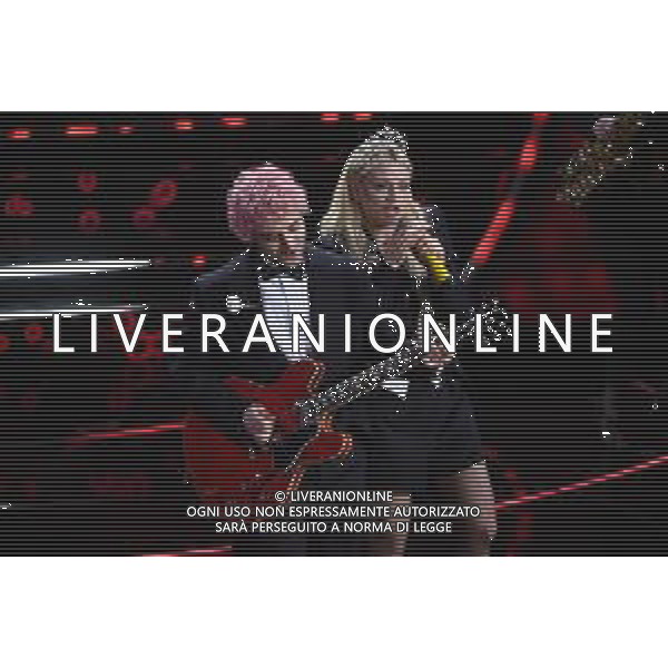 La Rappresentante di Lista, Dario Mangiaracina SX e Veronica Lucchesi DX 72mo Festival della Canzone Italiana Sanremo 2022 - Prima Serata Teatro Ariston - Sanremo (IM) 01-02-2022 foto Roberto Garavaglia/ag. Aldo Liverani sas /AGENZIA ALDO LIVERANI SAS
