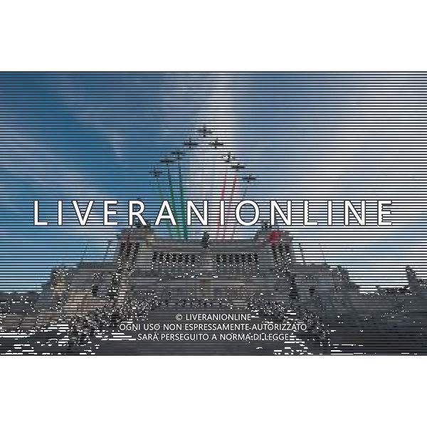 Roma 03/02/2022 Il Presidente della Repubblica Sergio Mattarella, accompagnato dal Presidente del Consiglio Mario Draghi,davanti all\'altare della patria NELLA FOTO LE FRECCE TRICOLORI FOTO FRANCESCO AMMENDOLA -UFFICIO STAMPA PRESIDENZA DELLA REPUBBLICA ITALIANA AG ALDO LIVERANI SAS