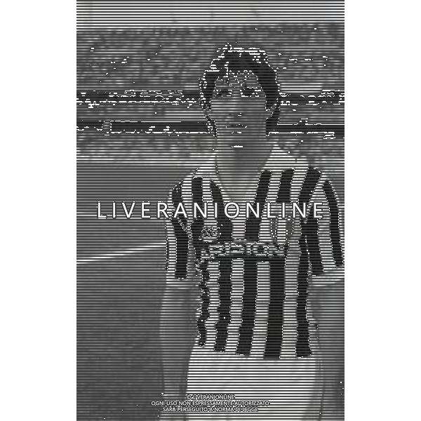 RETROSPETTIVA PAOLO ROSSI CALCIATORE NELLA FOTO PAOLO ROSSI CON LA MAGLIA DELLA JUVENTUS NELL\'ANNO 1982-1983 AG ALDO LIVERANI SAS