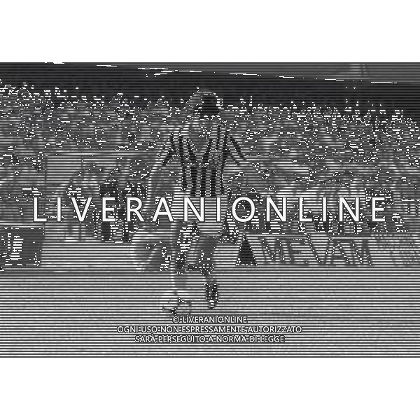 RETROSPETTIVA PAOLO ROSSI CALCIATORE NELLA FOTO PAOLO ROSSI CON LA MAGLIA DELLA JUVENTUS NELL\'ANNO 1982-1983 AG ALDO LIVERANI SAS