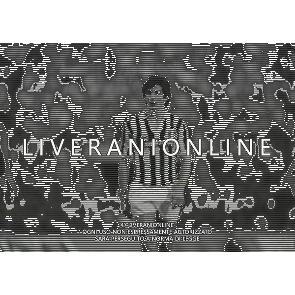 RETROSPETTIVA PAOLO ROSSI CALCIATORE NELLA FOTO PAOLO ROSSI CON LA MAGLIA DELLA JUVENTUS NELL\'ANNO 1982-1983 AG ALDO LIVERANI SAS