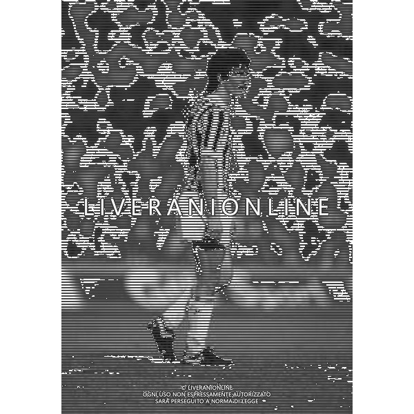 RETROSPETTIVA PAOLO ROSSI CALCIATORE NELLA FOTO PAOLO ROSSI CON LA MAGLIA DELLA JUVENTUS NELL\'ANNO 1982-1983 AG ALDO LIVERANI SAS