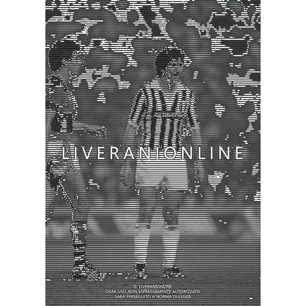 RETROSPETTIVA PAOLO ROSSI CALCIATORE NELLA FOTO PAOLO ROSSI CON LA MAGLIA DELLA JUVENTUS NELL\'ANNO 1982-1983 AG ALDO LIVERANI SAS