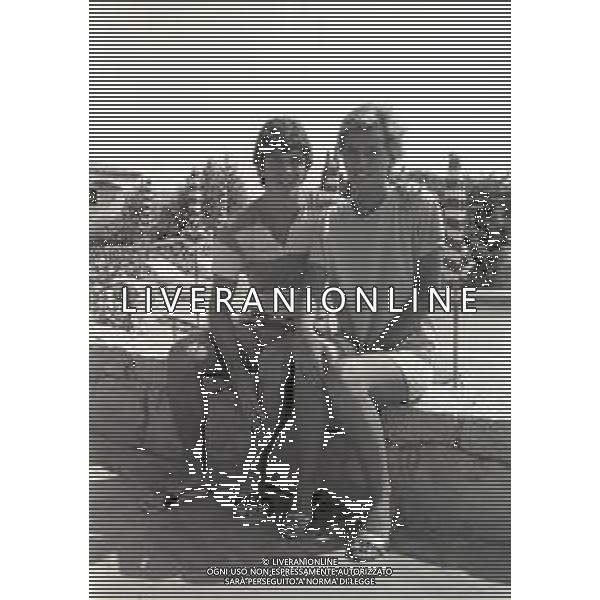 RETROSPETTIVA PAOLO ROSSI CALCIATORE NELLA FOTO PAOLO ROSSI CON LA MOGLIE SIMONETTA RIZZATO IN SARDEGNA NELL\'ANNO 1981 AG ALDO LIVERANI SAS 
