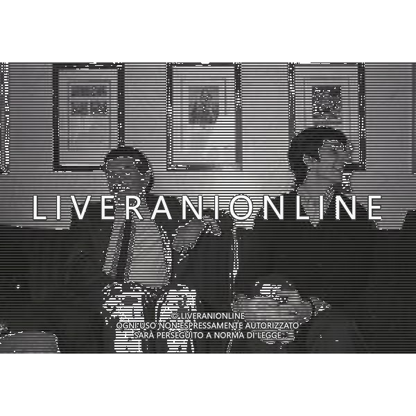 RETROSPETTIVA PAOLO ROSSI CALCIATORE NELLA FOTO PAOLO ROSSI NELL\'ANNO 1981 IN CONFERENZA STAMPA CON IL PRESIDENTE DEL VICENZA CALCIO GIUSEPPE FARINA E IL FIGLIO FRANCESCO PER IL PASSAGGIO DI PAOLO ROSSI ALLA JUVENTUS AG ALDO LIVERANI SAS 
