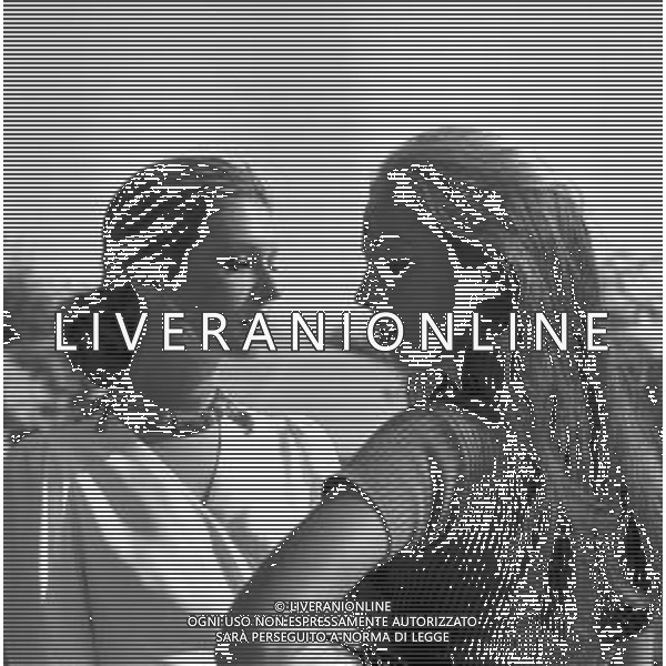 RETROSPETTIVA LORETTA GOGGI CANTANTE E ATTRICE A VENEZIA NELL\'OTTOBRE DEL 1970 NELLA FOTO CON LA SORELLA DANIELA ©Archivio Giovanni Liverani / AG. ALDO LIVERANI SAS