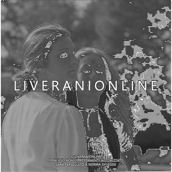 RETROSPETTIVA LORETTA GOGGI CANTANTE E ATTRICE A VENEZIA NELL\'OTTOBRE DEL 1970 NELLA FOTO CON LA SORELLA DANIELA ©Archivio Giovanni Liverani / AG. ALDO LIVERANI SAS