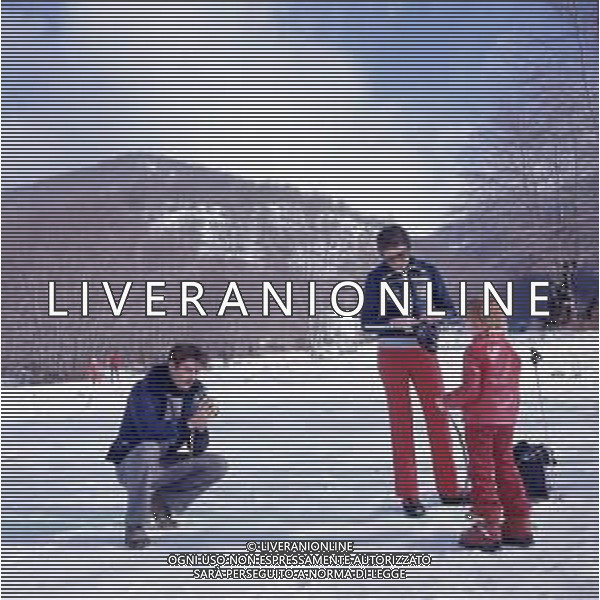 RETROSPETTIVA GIANCARLO GIANNINI ATTORE NELLA FOTO GIANCARLO GIANNINI CON LA MOGLIE LIVIA GIAMPALMO E FIGLIO SULLA NEVE AG ALDO LIVERANI SAS  