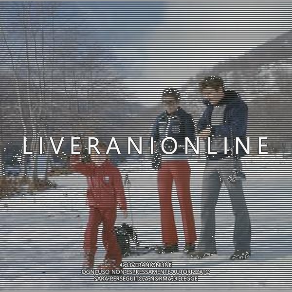 RETROSPETTIVA GIANCARLO GIANNINI ATTORE NELLA FOTO GIANCARLO GIANNINI CON LA MOGLIE LIVIA GIAMPALMO E FIGLIO SULLA NEVE AG ALDO LIVERANI SAS  