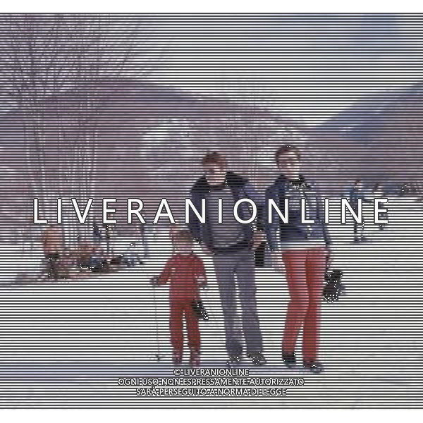 RETROSPETTIVA GIANCARLO GIANNINI ATTORE NELLA FOTO GIANCARLO GIANNINI CON LA MOGLIE LIVIA GIAMPALMO E FIGLIO SULLA NEVE AG ALDO LIVERANI SAS  