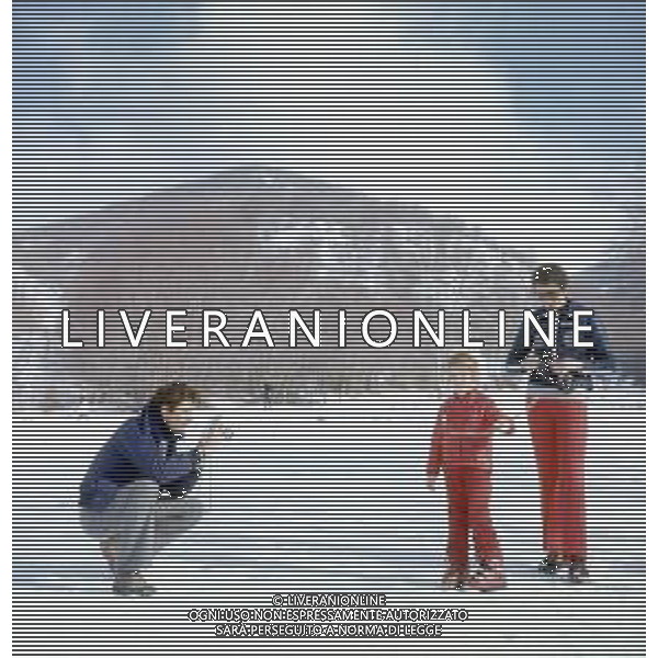 RETROSPETTIVA GIANCARLO GIANNINI ATTORE NELLA FOTO GIANCARLO GIANNINI CON LA MOGLIE LIVIA GIAMPALMO E FIGLIO SULLA NEVE AG ALDO LIVERANI SAS  