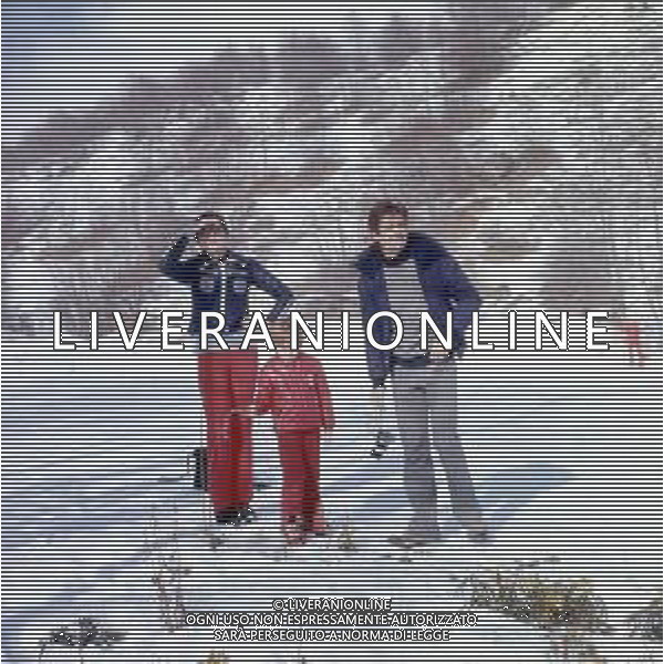 RETROSPETTIVA GIANCARLO GIANNINI ATTORE NELLA FOTO GIANCARLO GIANNINI CON LA MOGLIE LIVIA GIAMPALMO E FIGLIO SULLA NEVE AG ALDO LIVERANI SAS  