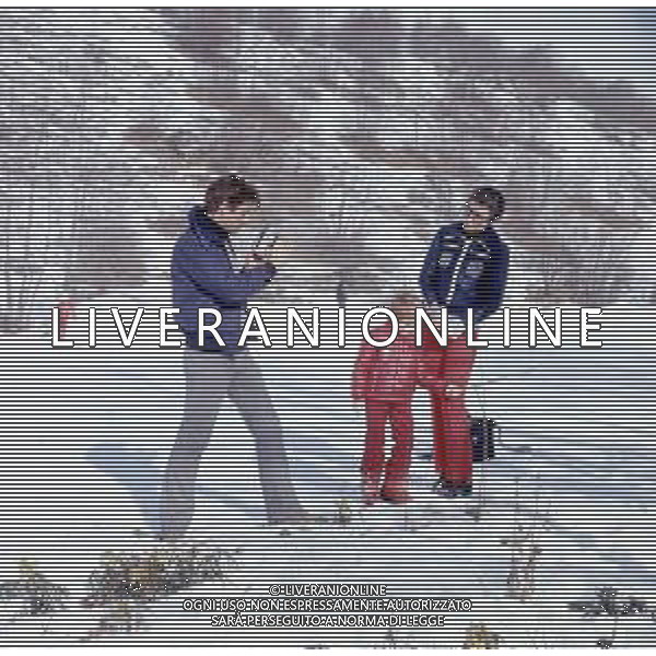 RETROSPETTIVA GIANCARLO GIANNINI ATTORE NELLA FOTO GIANCARLO GIANNINI CON LA MOGLIE LIVIA GIAMPALMO E FIGLIO SULLA NEVE AG ALDO LIVERANI SAS  