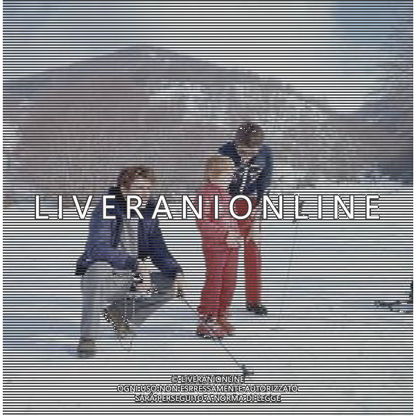 RETROSPETTIVA GIANCARLO GIANNINI ATTORE NELLA FOTO GIANCARLO GIANNINI CON LA MOGLIE LIVIA GIAMPALMO E FIGLIO SULLA NEVE AG ALDO LIVERANI SAS  