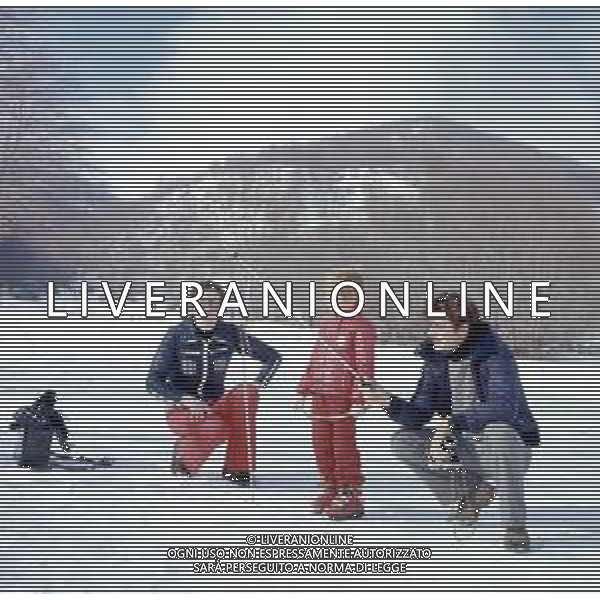 RETROSPETTIVA GIANCARLO GIANNINI ATTORE NELLA FOTO GIANCARLO GIANNINI CON LA MOGLIE LIVIA GIAMPALMO E FIGLIO SULLA NEVE AG ALDO LIVERANI SAS  