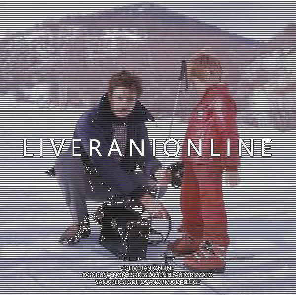 RETROSPETTIVA GIANCARLO GIANNINI ATTORE NELLA FOTO GIANCARLO GIANNINI CON LA MOGLIE LIVIA GIAMPALMO E FIGLIO SULLA NEVE AG ALDO LIVERANI SAS  