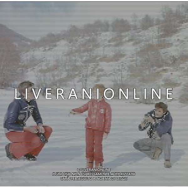 RETROSPETTIVA GIANCARLO GIANNINI ATTORE NELLA FOTO GIANCARLO GIANNINI CON LA MOGLIE LIVIA GIAMPALMO E FIGLIO SULLA NEVE AG ALDO LIVERANI SAS  