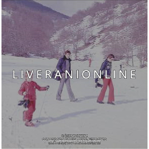 RETROSPETTIVA GIANCARLO GIANNINI ATTORE NELLA FOTO GIANCARLO GIANNINI CON LA MOGLIE LIVIA GIAMPALMO E FIGLIO SULLA NEVE AG ALDO LIVERANI SAS  