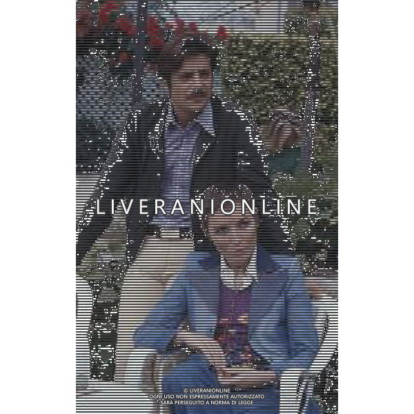 RETROSPETTIVA GIANCARLO GIANNINI ATTORE NELLA FOTO GIANCARLO GIANNINI CON LA MOGLIE LIVIA GIAMPALMO A CANNES NELL\'ANNO 1973 AG ALDO LIVERANI SAS 