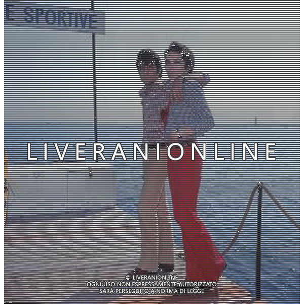 RETROSPETTIVA GIANCARLO GIANNINI ATTORE NELLA FOTO GIANCARLO GIANNINI CON LA MOGLIE LIVIA GIAMPALMO A CANNES NELL\'ANNO 1973 AG ALDO LIVERANI SAS 