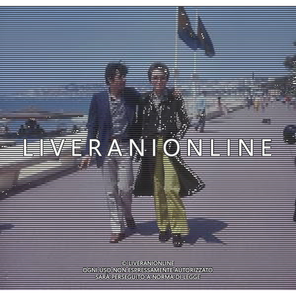 RETROSPETTIVA GIANCARLO GIANNINI ATTORE NELLA FOTO GIANCARLO GIANNINI CON LA MOGLIE LIVIA GIAMPALMO A CANNES NELL\'ANNO 1973 AG ALDO LIVERANI SAS 