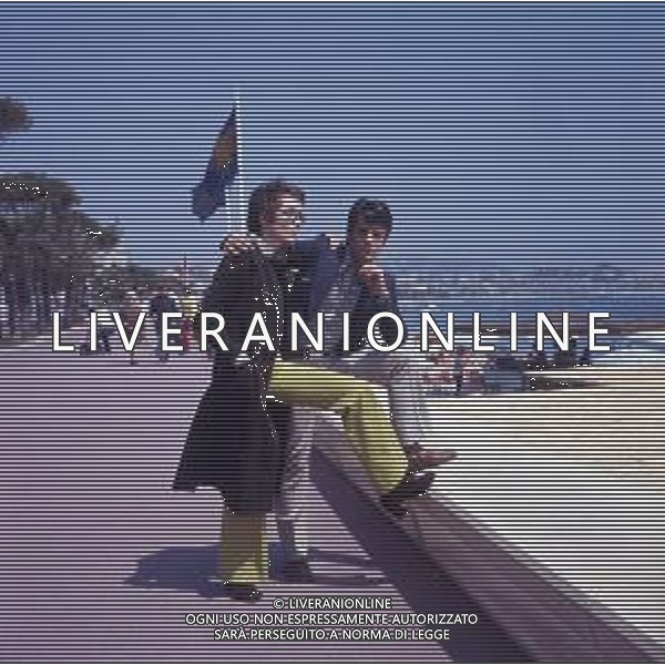 RETROSPETTIVA GIANCARLO GIANNINI ATTORE NELLA FOTO GIANCARLO GIANNINI CON LA MOGLIE LIVIA GIAMPALMO A CANNES NELL\'ANNO 1973 AG ALDO LIVERANI SAS 