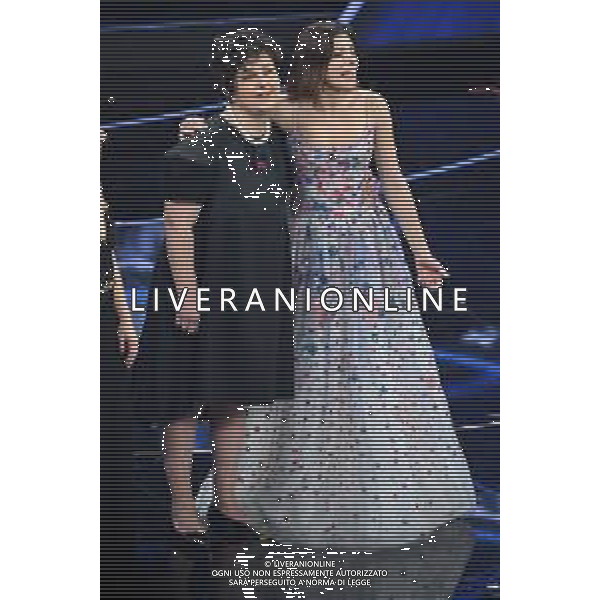 Maria Chiara Giannetta con le persone non vedenti che l\'hanno aiutata ad entrare nel ruolo di Blanca 72mo Festival della Canzone Italiana Sanremo 2022 - Quarta Serata Teatro Ariston - Sanremo (IM) 04-02-2022 foto Roberto Garavaglia/ag. Aldo Liverani sas/ AGENZIA ALDO LIVERANI SAS