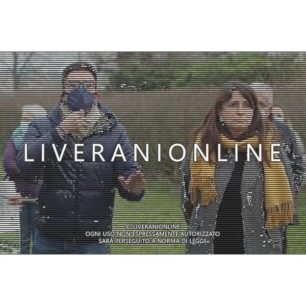 IMOLA 05 02 2022 INCONTRO TRA IL COMUNE DI IMOLA CON ASSESSORE ALL\'AMBIENTE ELISA SPADA E I CITTADINI DELLA ZONA MONTERICCO PER PARLARE DELLA "NUOVA AREA ATTREZZATA MULTIFUNZIONALE PER RACCOLTA DIFFERENZIATA NELLA FOTO CONSIGLIER COMUNALE DELLA CORAGGIOSA FILIPPO SAMACCHINI E ASSESSORE ALL\'AMBIENTE ELISA SPADA Â©SANNA/ AGENZIA ALDO LIVERANI SAS