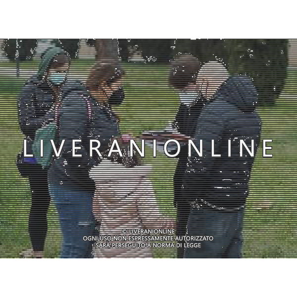 IMOLA 05 02 2022 INCONTRO TRA IL COMUNE DI IMOLA CON ASSESSORE ALL\'AMBIENTE ELISA SPADA E I CITTADINI DELLA ZONA MONTERICCO PER PARLARE DELLA "NUOVA AREA ATTREZZATA MULTIFUNZIONALE PER RACCOLTA DIFFERENZIATA NELLA FOTO RACCOLTA FIRME CONTRO LA NUOVA AREA Â©SANNA/ AGENZIA ALDO LIVERANI SAS