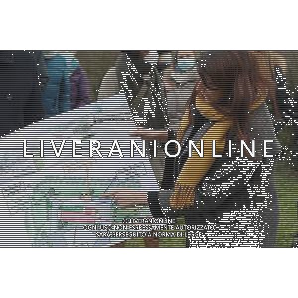 IMOLA 05 02 2022 INCONTRO TRA IL COMUNE DI IMOLA CON ASSESSORE ALL\'AMBIENTE ELISA SPADA E I CITTADINI DELLA ZONA MONTERICCO PER PARLARE DELLA "NUOVA AREA ATTREZZATA MULTIFUNZIONALE PER RACCOLTA DIFFERENZIATA NELLA FOTO ASSESSORE DELL\'AMBIENTE ELISA SPADA CON I CITTADINI Â©SANNA/ AGENZIA ALDO LIVERANI SAS