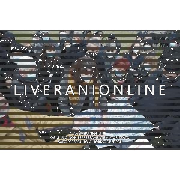 IMOLA 05 02 2022 INCONTRO TRA IL COMUNE DI IMOLA CON ASSESSORE ALL\'AMBIENTE ELISA SPADA E I CITTADINI DELLA ZONA MONTERICCO PER PARLARE DELLA "NUOVA AREA ATTREZZATA MULTIFUNZIONALE PER RACCOLTA DIFFERENZIATA NELLA FOTO ASSESSORE DELL\'AMBIENTE ELISA SPADA CON I CITTADINI Â©SANNA/ AGENZIA ALDO LIVERANI SAS