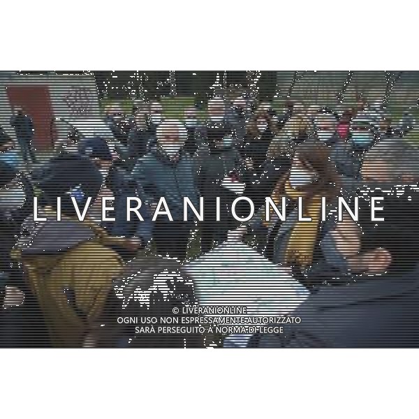 IMOLA 05 02 2022 INCONTRO TRA IL COMUNE DI IMOLA CON ASSESSORE ALL\'AMBIENTE ELISA SPADA E I CITTADINI DELLA ZONA MONTERICCO PER PARLARE DELLA "NUOVA AREA ATTREZZATA MULTIFUNZIONALE PER RACCOLTA DIFFERENZIATA NELLA FOTO ASSESSORE DELL\'AMBIENTE ELISA SPADA CON I CITTADINI Â©SANNA/ AGENZIA ALDO LIVERANI SAS