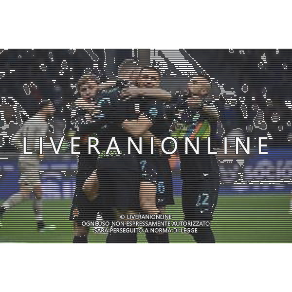 esultanza Inter dopo il gol dell\'1 a 0 Edin Dzeko con alexis sanchez, nicolo\' barella e arturo vidal Inter vs Roma Coppa Italia Frecciarossa - quarti di finale Milano 08-02-2022 Stadio Giuseppe Meazza - San Siro foto Roberto Garavaglia/ag. Aldo Liverani sas /AGENZIA ALDO LIVERANI SAS